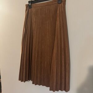 Sueded fabric pleated skirt